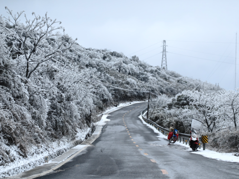 冰灾高发区域中低压线路
